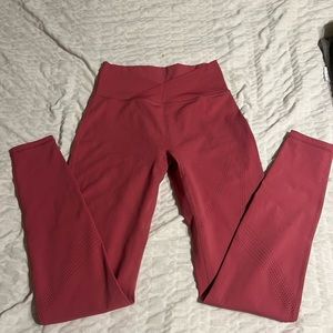 Alphalete- surface path laser cut leggings pink